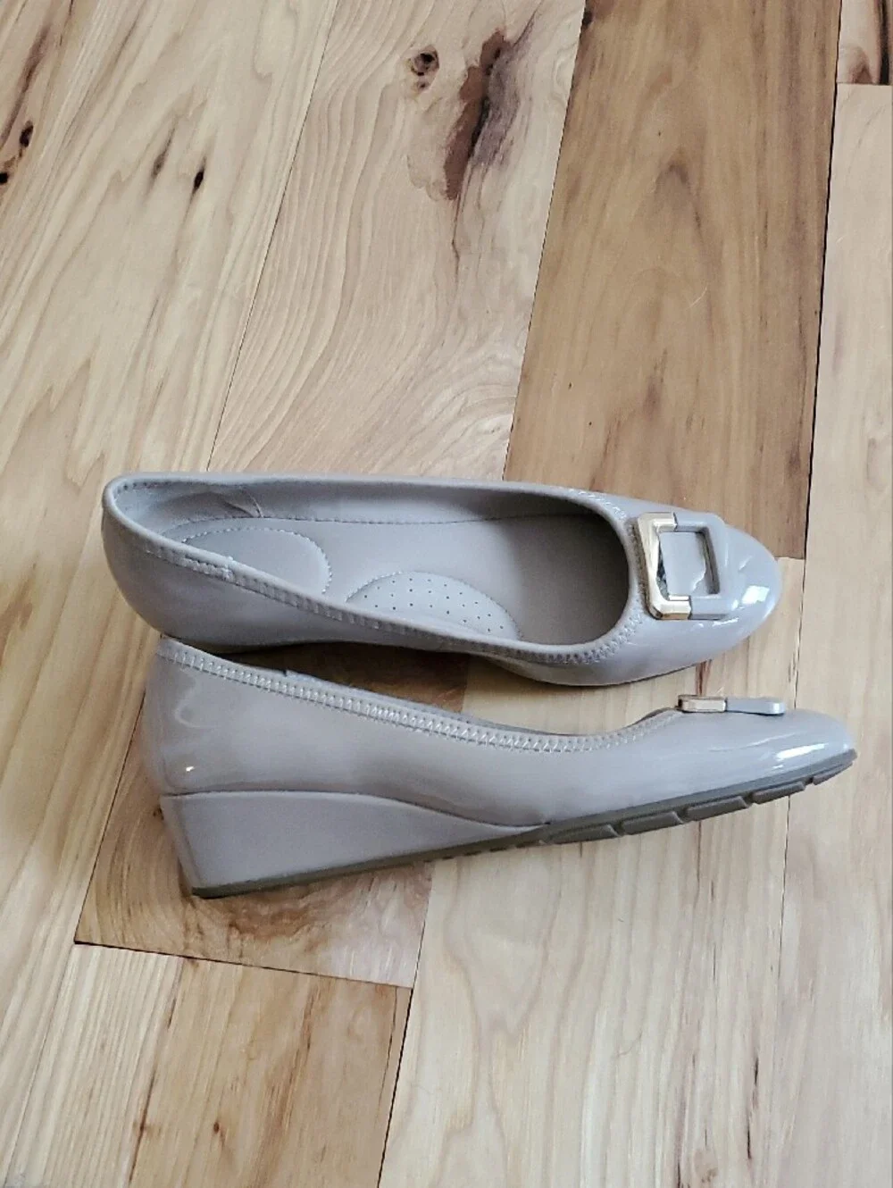 Bandolino Women's Light Gray Patent Ballet Flats with Gold Buckle 7M. BEIGE.